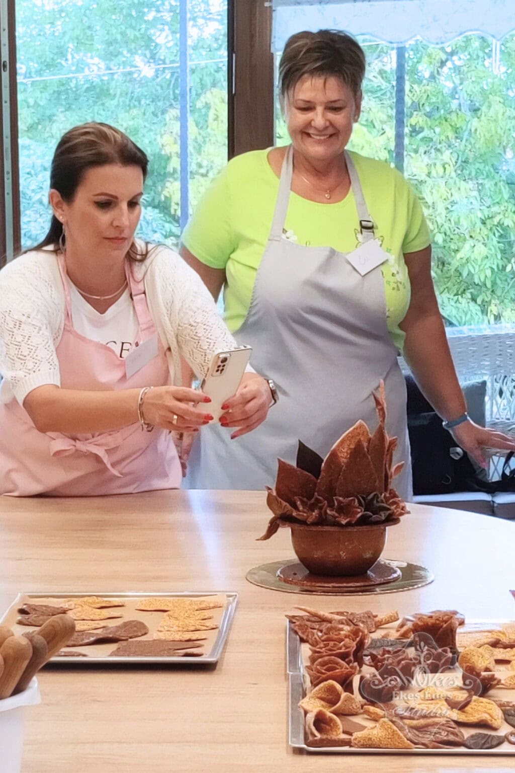 grillazs-tanfolyam-resztvevo-tortajat-fotozza