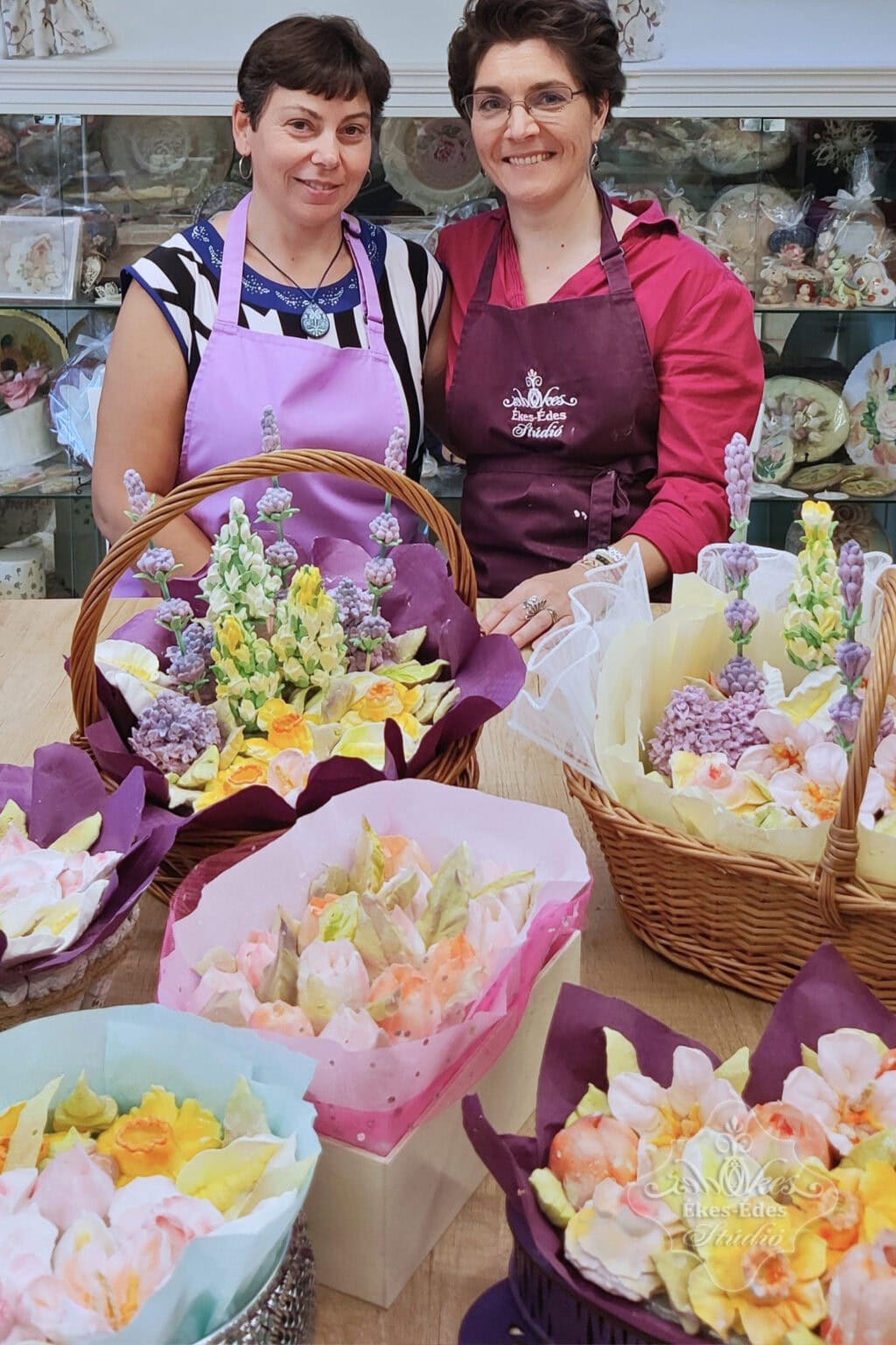 halado-2-pillecukor-tanfolyam-resztvevo-oktatoval-viragokkal