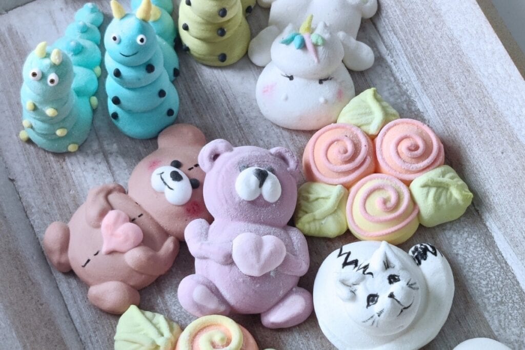 Színes, kézzel készített pillecukor figurák és kedves mackók, cica és virág formákkal.
