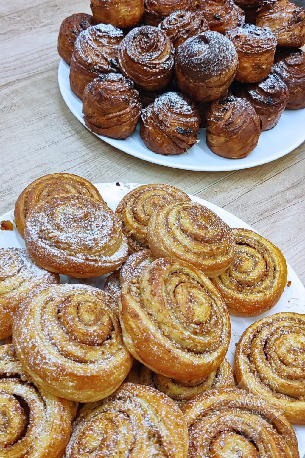 kelt-tesztak-kalacsok-tanfolyam-asztal-sutemenyekkel