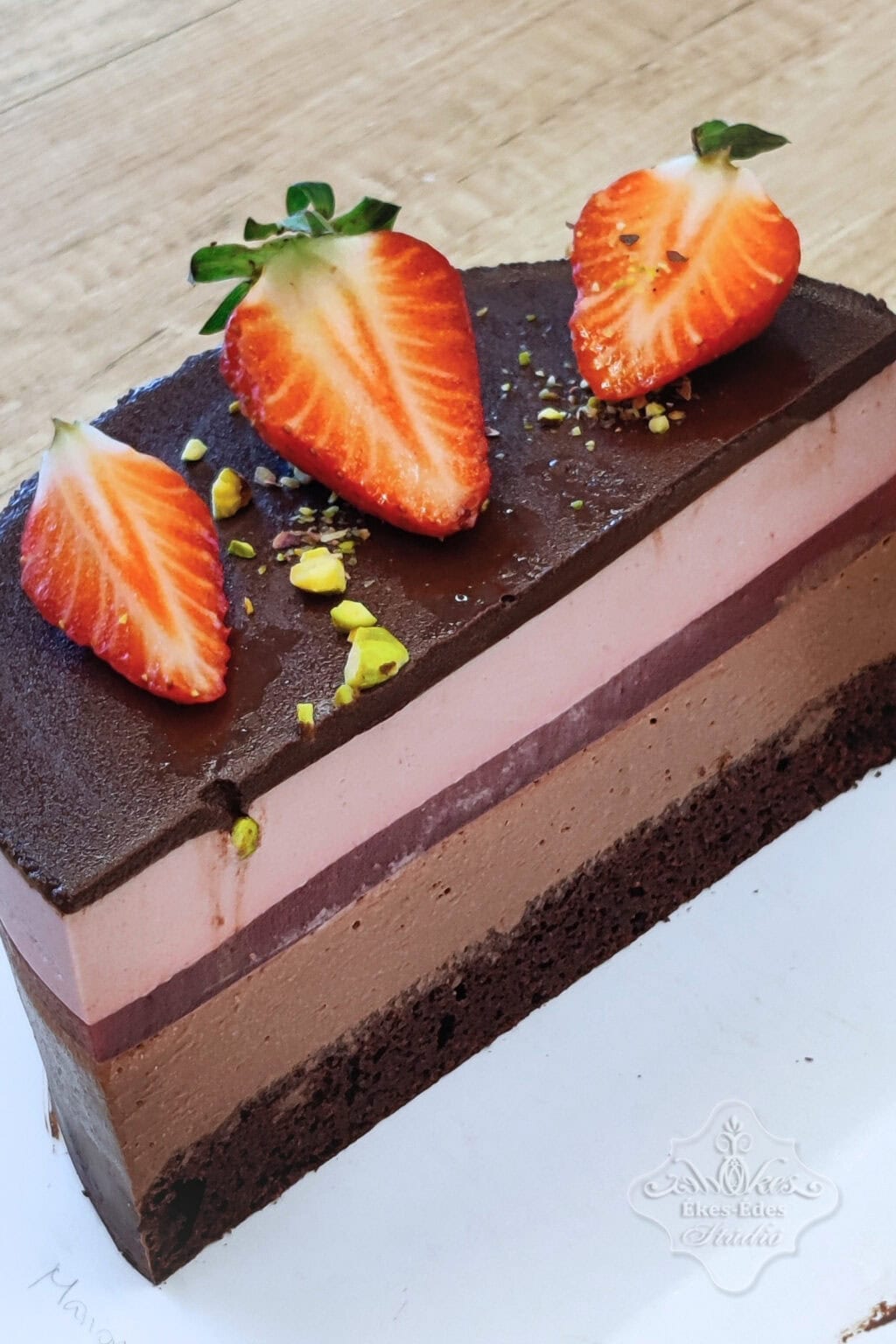 mentes-cukraszat-sutemenyek-tanfolyam-felvagott-mousse-torta