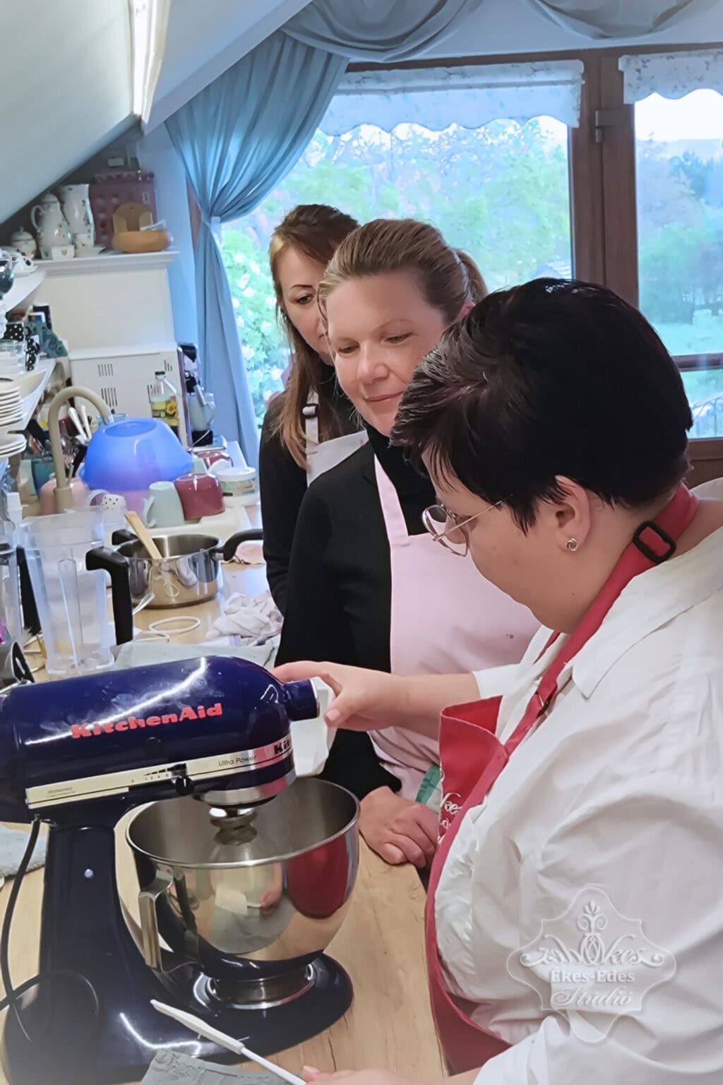 mentes-cukraszat-sutemenyek-tanfolyam-kremkeveres