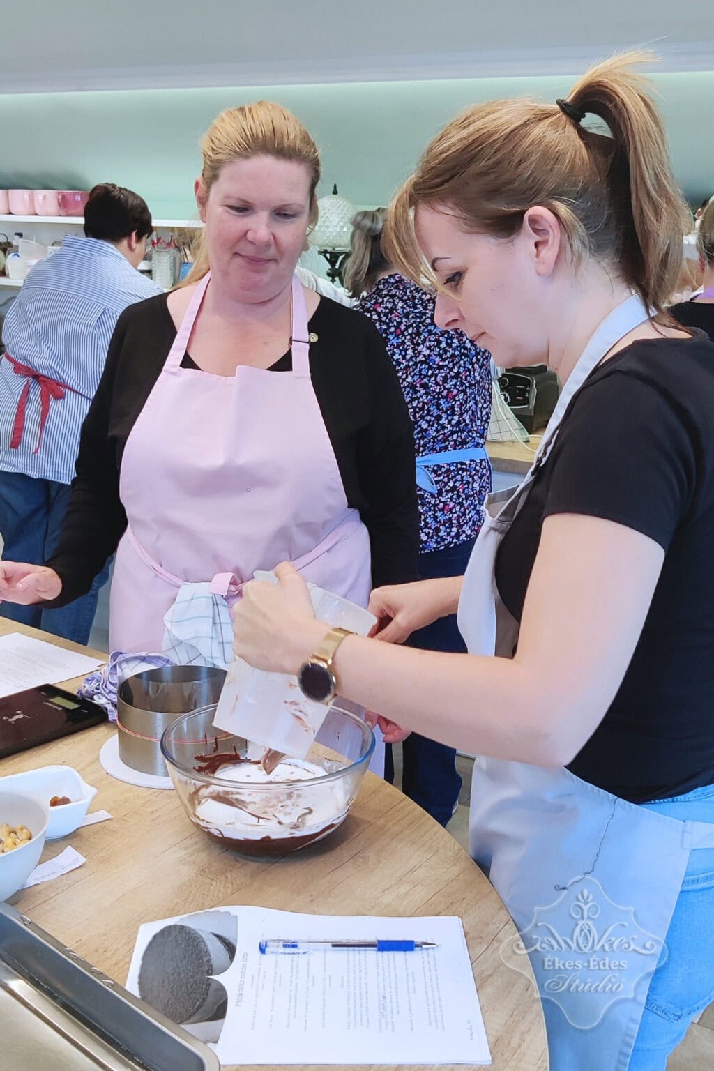 mentes-cukraszat-sutemenyek-tanfolyam-resztvevok-tortakeszites