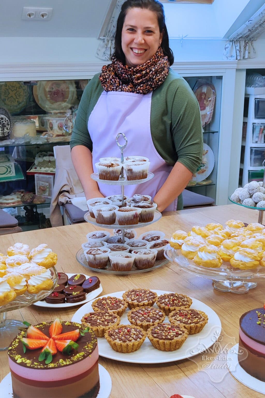 mentes-cukraszat-sutemenyek-tanfolyamon-keszult-sutik-resztvevovel