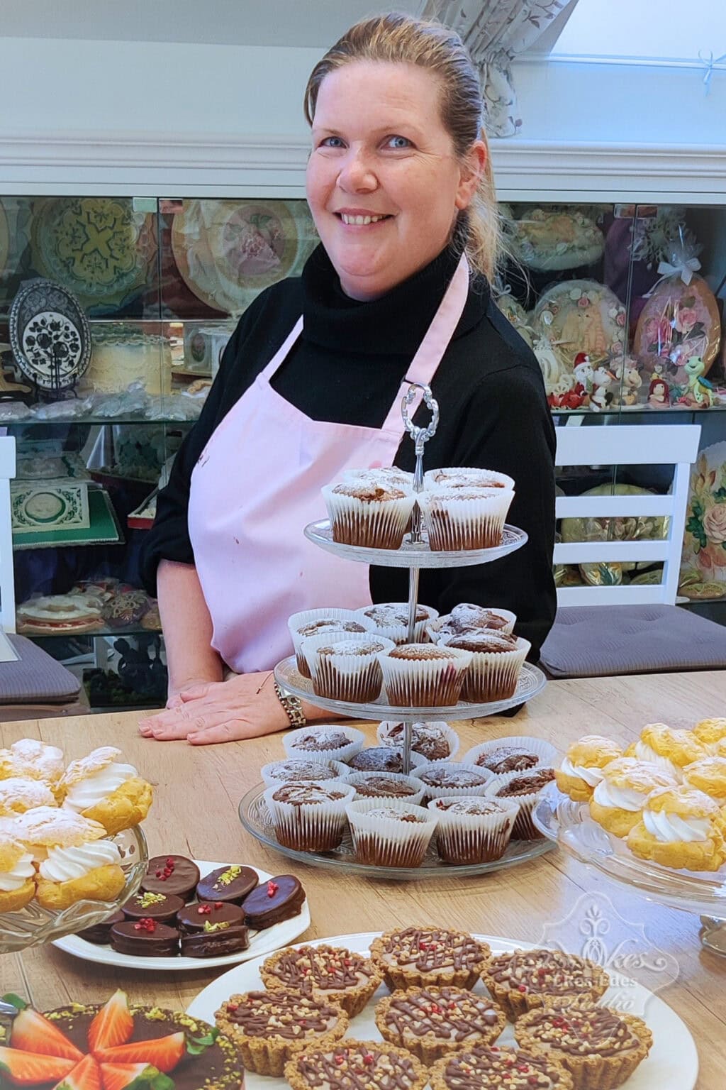 mentes-cukraszat-sutemenyek-tanfolyamon-keszult-sutik-tanuloval