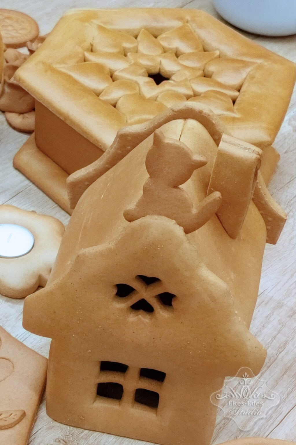 Mézeskalács házikó macskával a tetőn.