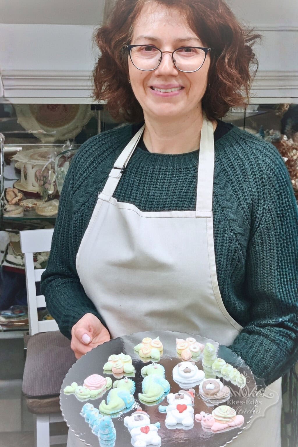 Vidám, színes pillecukor figuráinak örvendő tanuló az Ékes-Édes Stúdió tanfolyamának végén.