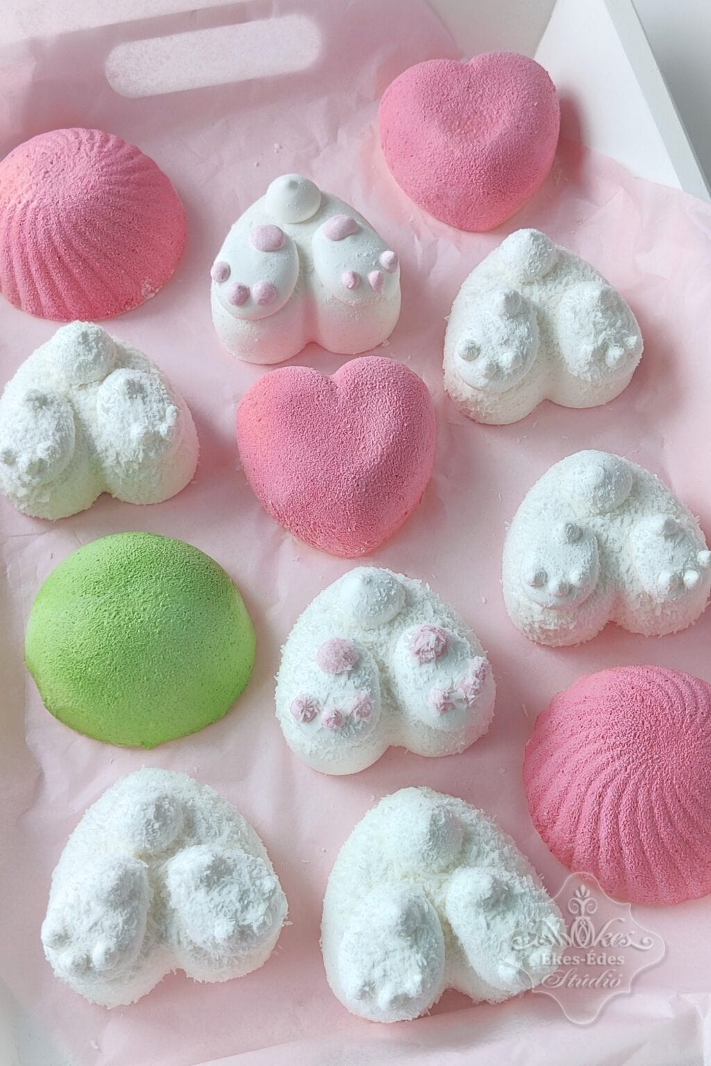 Szív, nyuszi popsi alakú és gömbölyű pillecukrok, színes bársonyfújással és fehér kókuszreszelékes bevonatú változatok, a húsvéti ünnepekre.