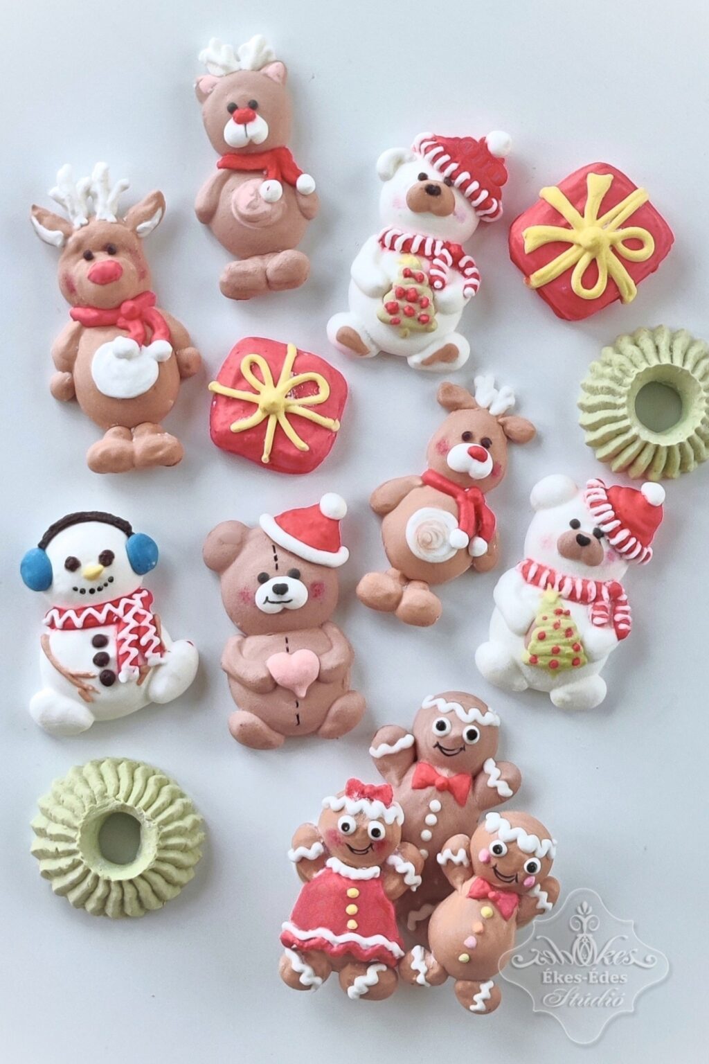 Karácsonyi pillecukor figurák mézi lány és mézi fiú, jegesmedve, vicces hóember, Rudolf...., ünnepi díszek, ajándékötletek az Ékes-Édes Stúdió tanfolyamán.