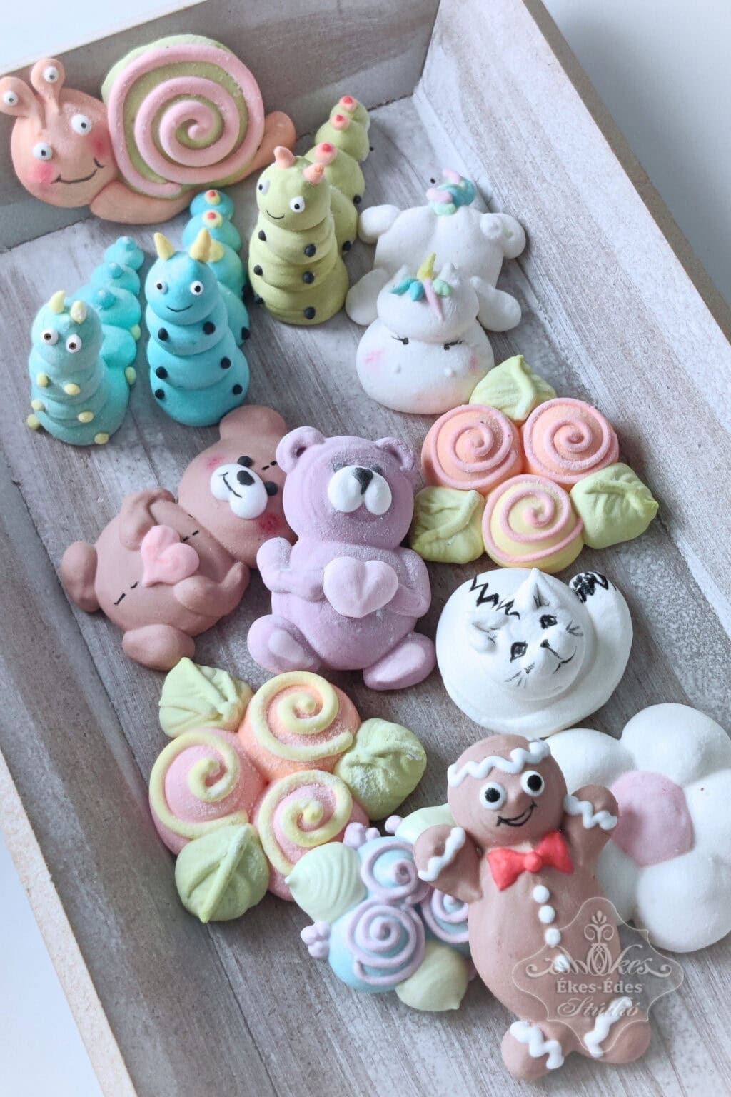 Ékes-Édes Stúdió Pillecukor figurák tanfolyam oktatójának színes, kedves, duci bemutató darabajai: mackók, virágok, csigák, macik, ágaskodó kukacok, cica, hasaló egyszarvú...