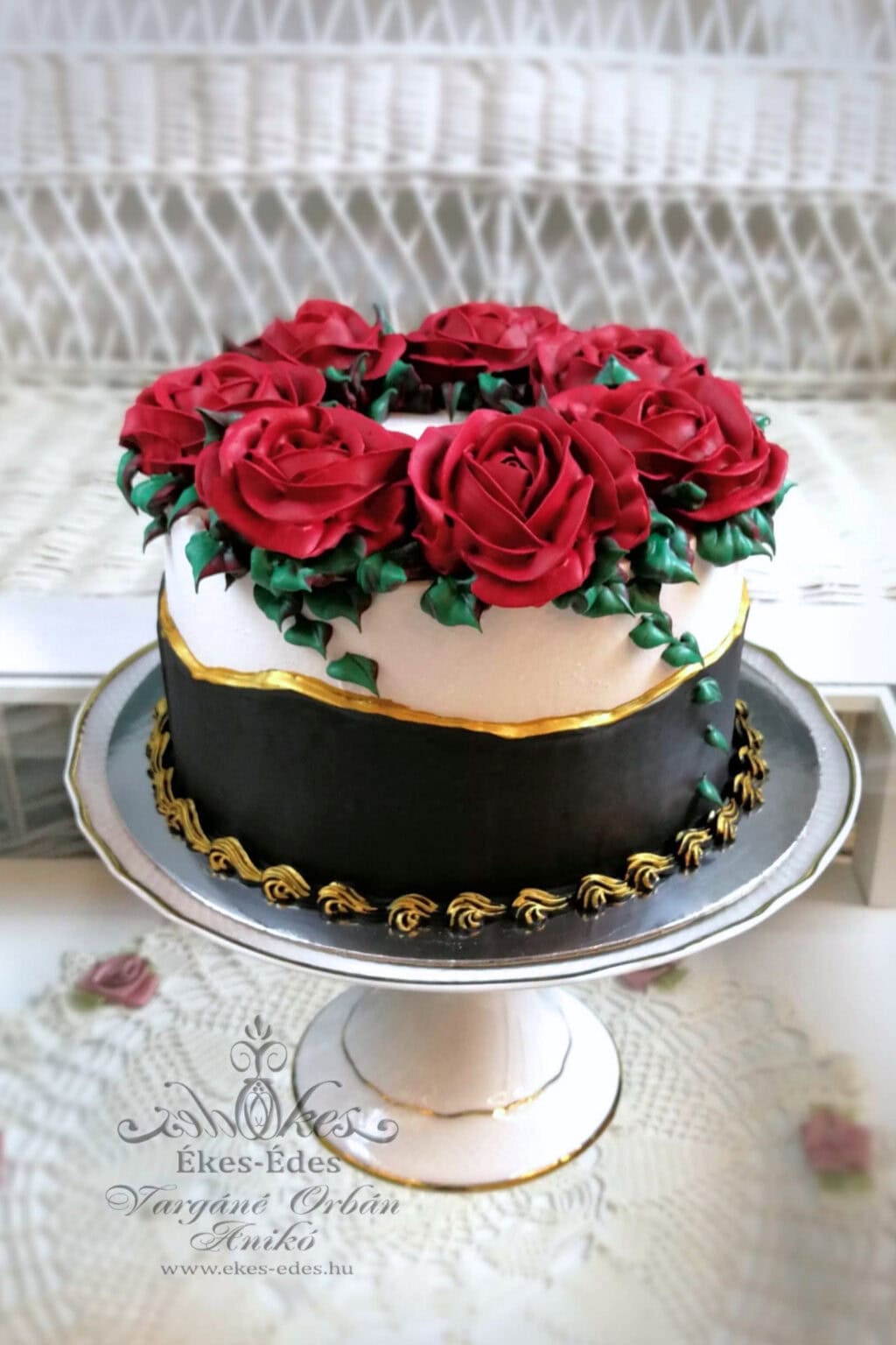 pillecukor-rozsakkal-diszitett-torta-vargane-orban-aniko