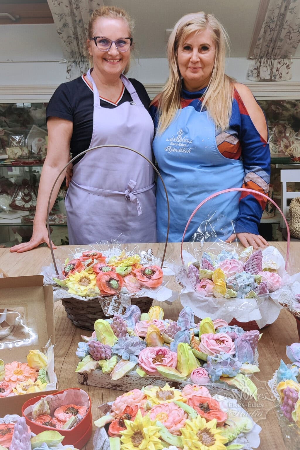 pillecukor-tanfolyam-resztvevoi-viragkosarakkal