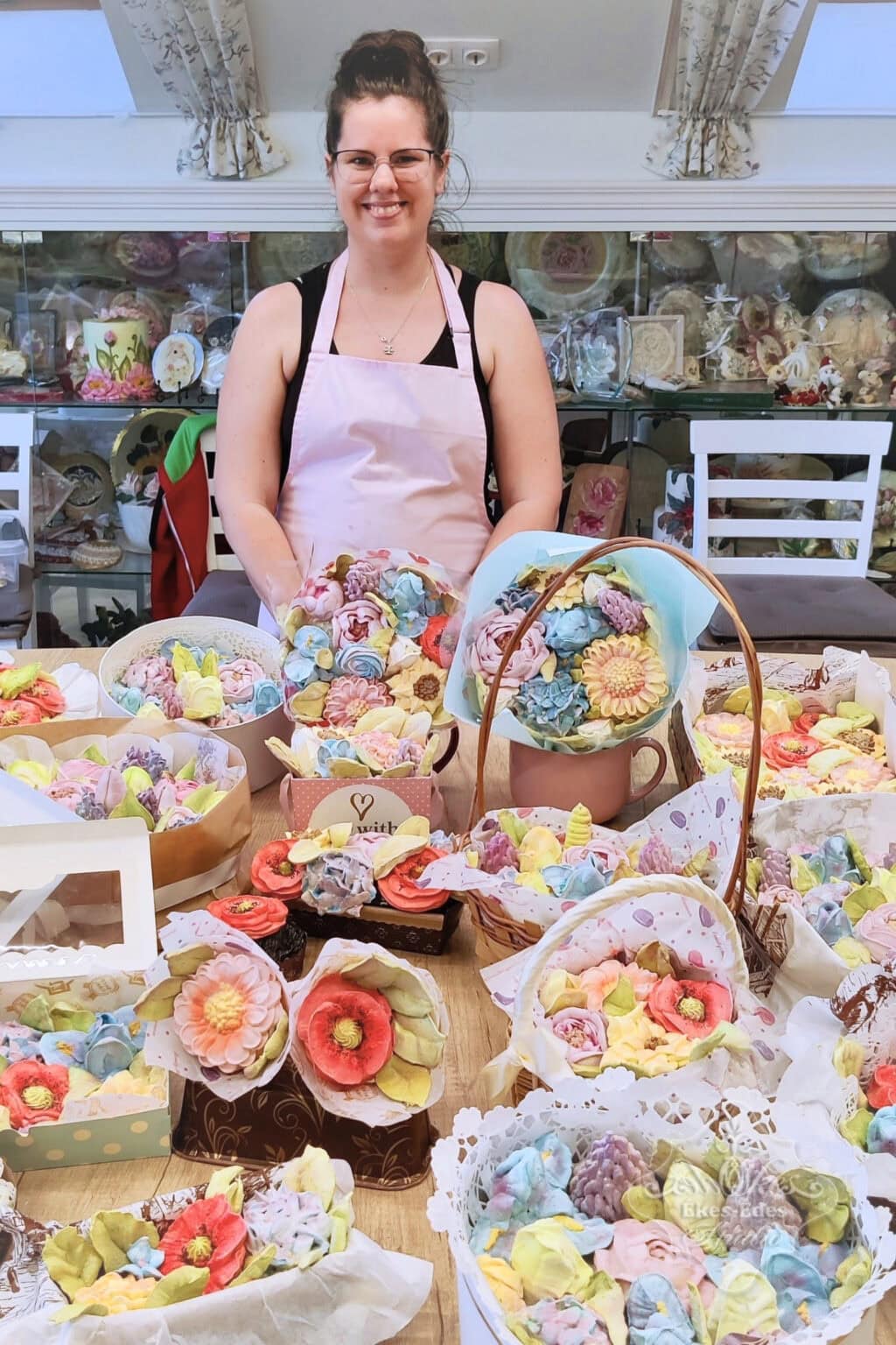 pillecukor-tanfolyam-resztvevoje-viragkompoziciokkal-ekes-edes-studio