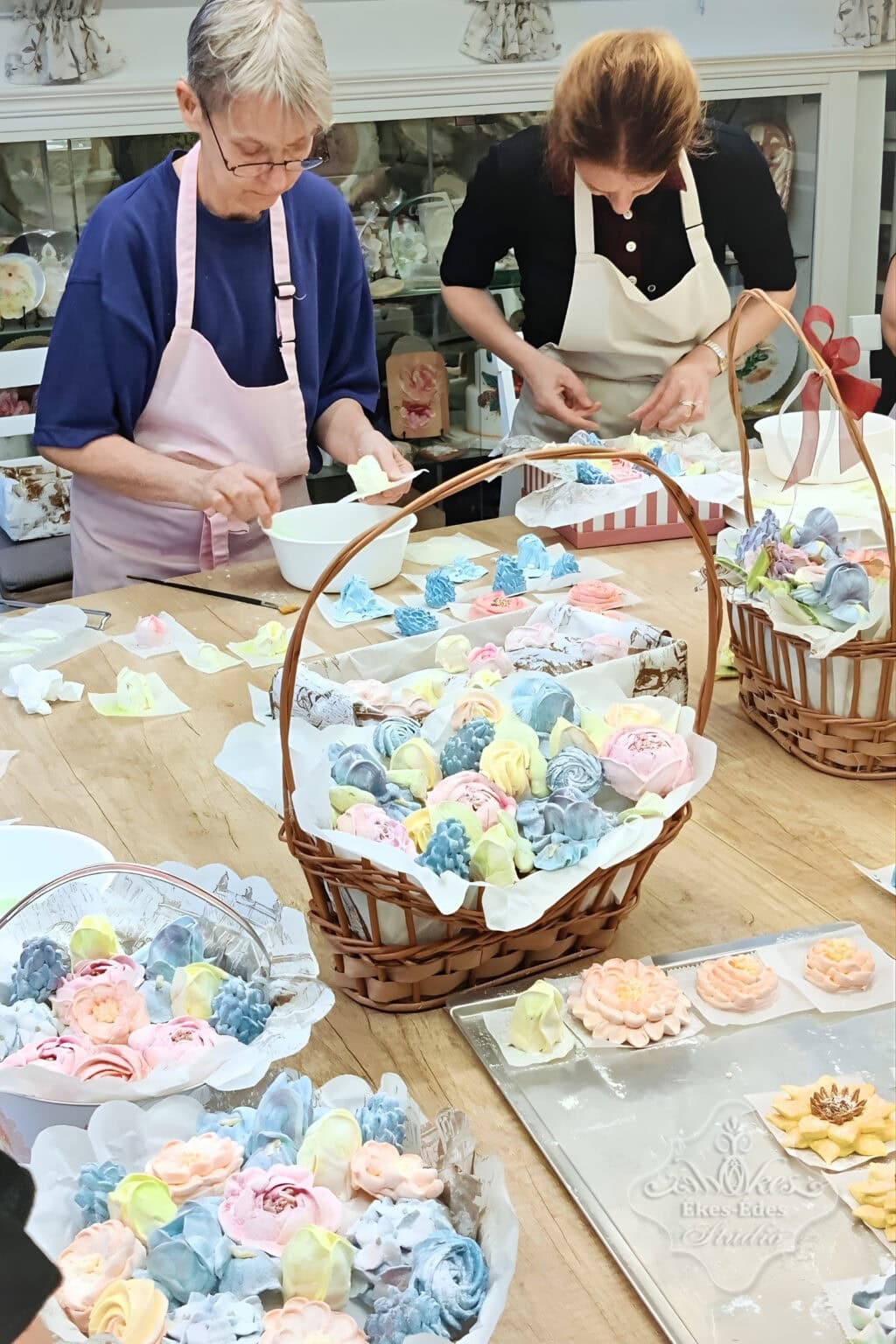 pillecukor-tanfolyam-resztvevok-viragkollekciokat-allitanak-ossze