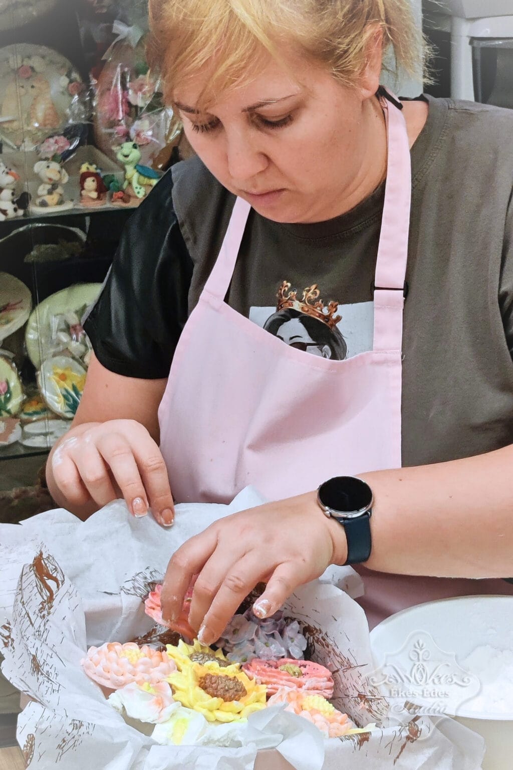 pillecukor-tanfolyam-viragdobozt-tolt-meg-resztvevo