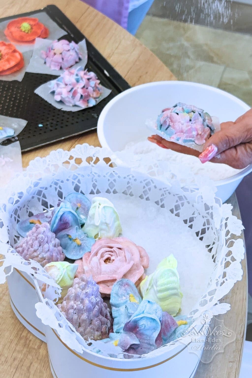 pillecukor-tanfolyamon-resztvevo-viragokat-porcukroz