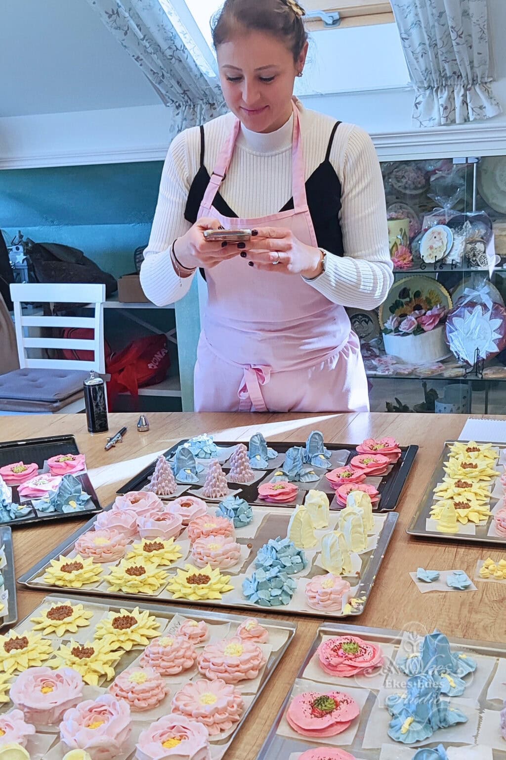 pillecukor-tanfolyamon-tanulo-viragokal-teritett-asztalt-fotozza