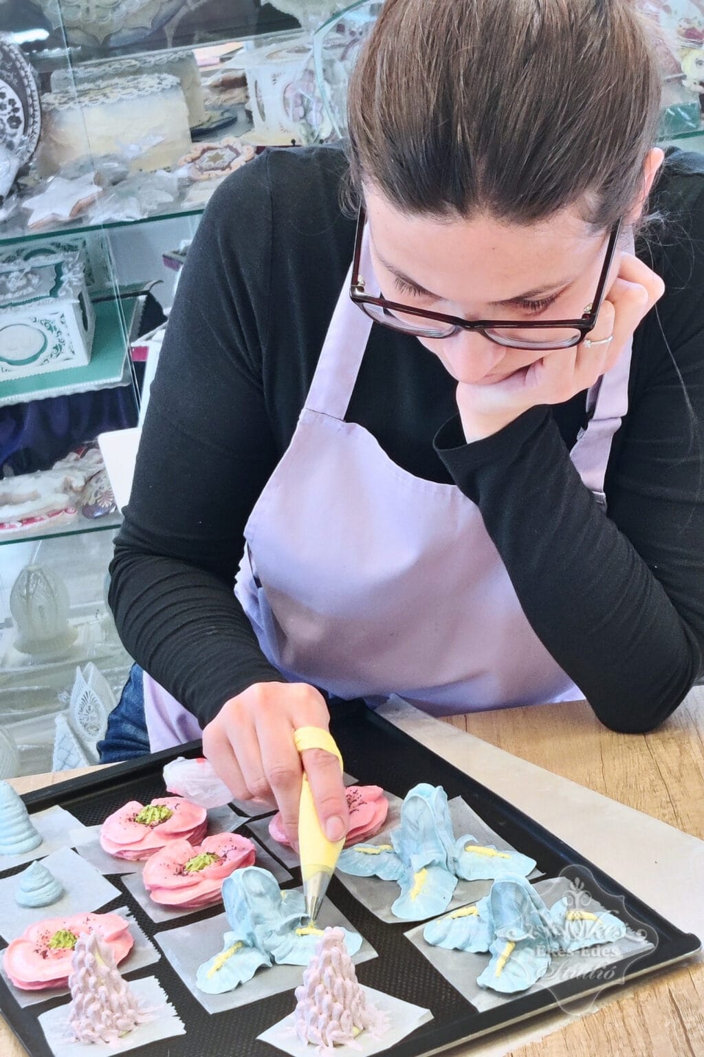 pillecukor-tanfolyamon-tanulo-viragokat-reszletekkel-diszit