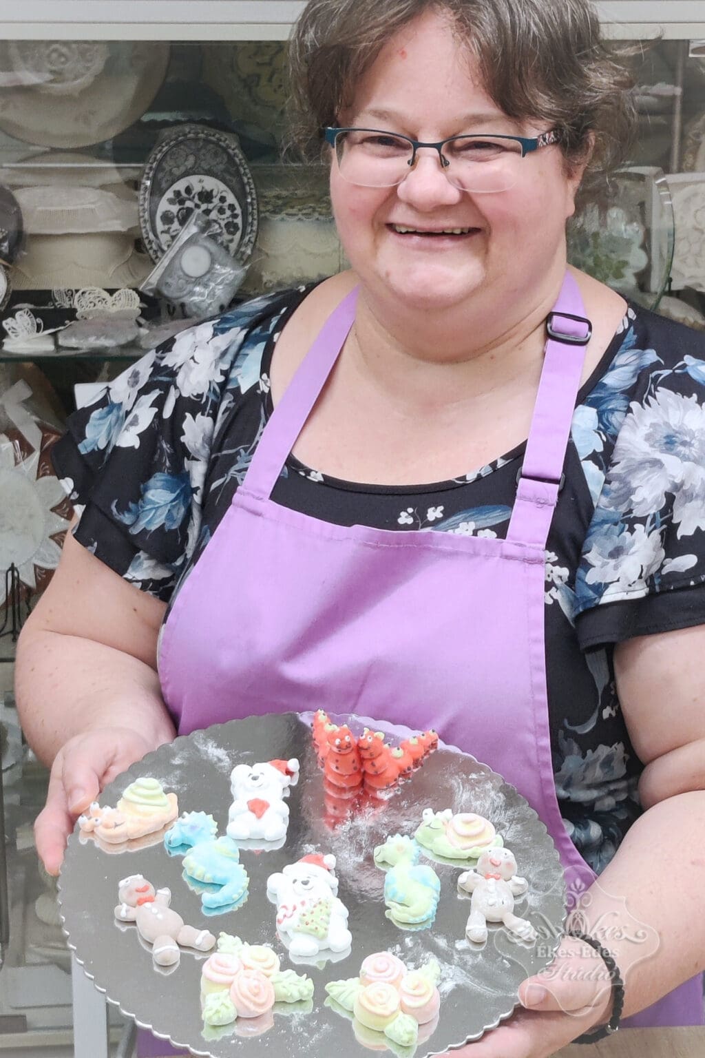 Ékes-Édes Stúdió pillecukor figurák tanfolyam végén egy örömteli résztvevő portréja