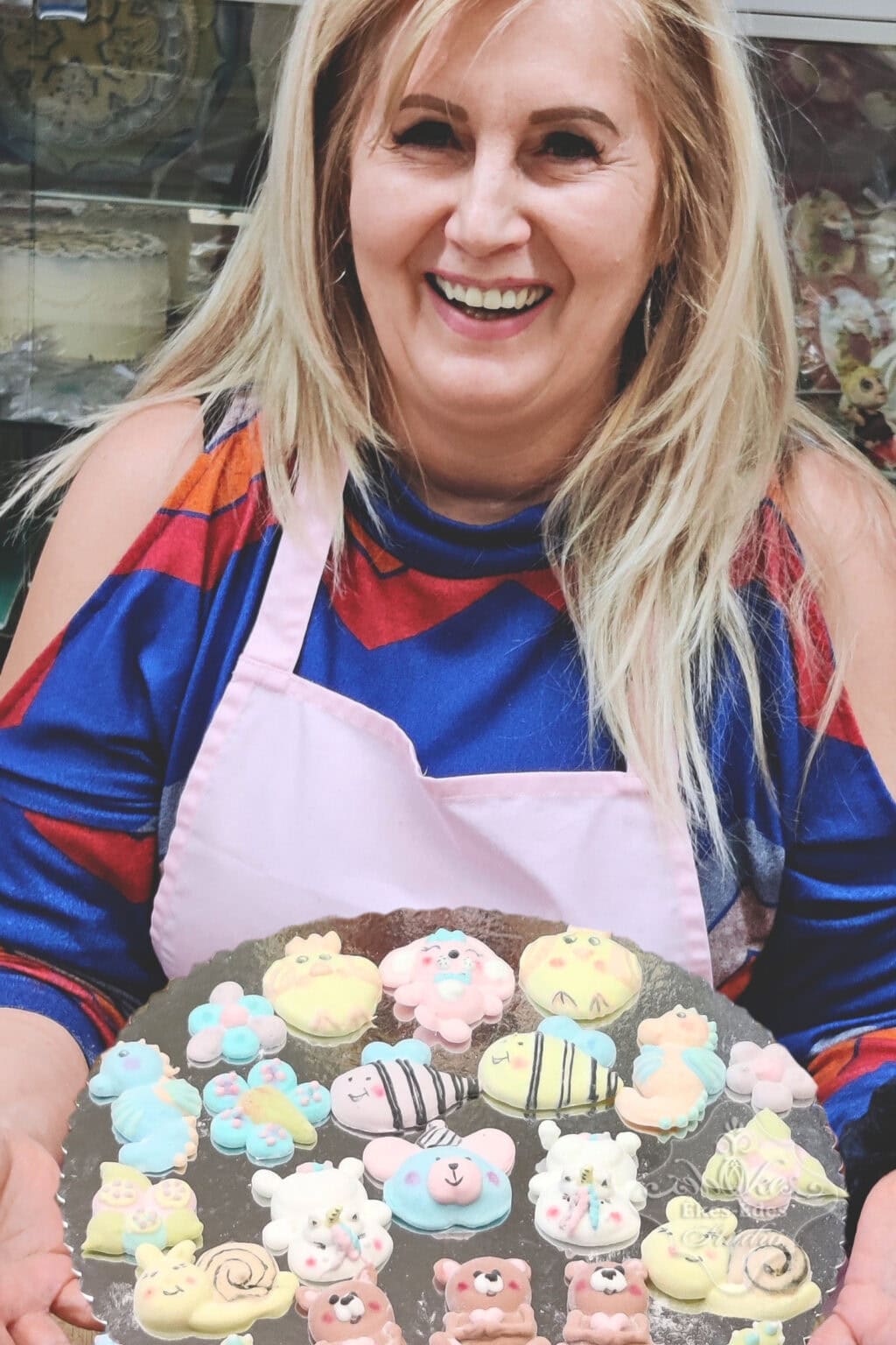 Ékes-Édes Stúdió színes, duci pillecukor figurák tanfolyam végén egy boldog részvevő portréja.