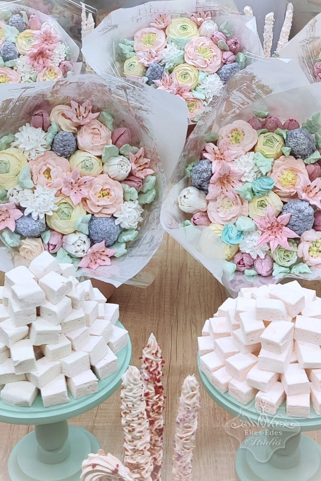 resztvevok-viragcsokrai-pillecukor-tanfolyamon-ekes-edes-studioban