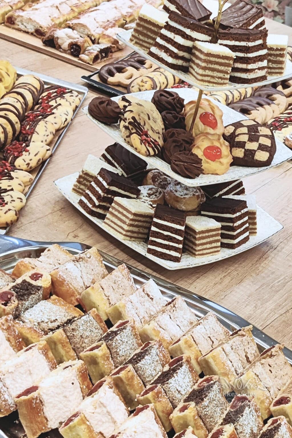 retro sutemenyek-2-tanfolyamon-desszertasztal-reszlet-2