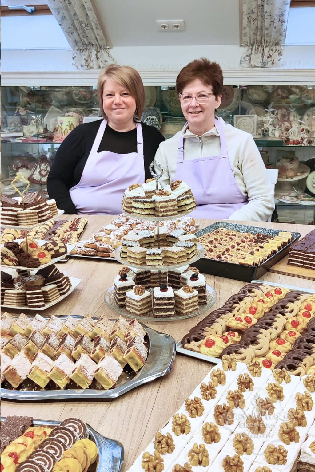 retro sutemenyek-2-tanfolyamon-desszertasztal-resztvevok