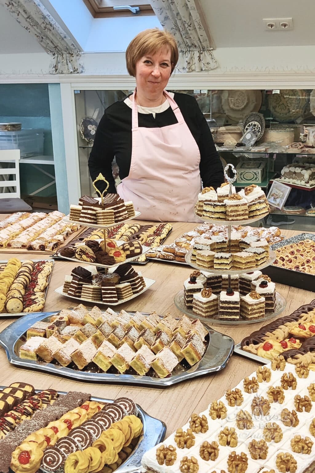 retro sutemenyek-2-tanfolyamon-desszertasztal-tanuloval