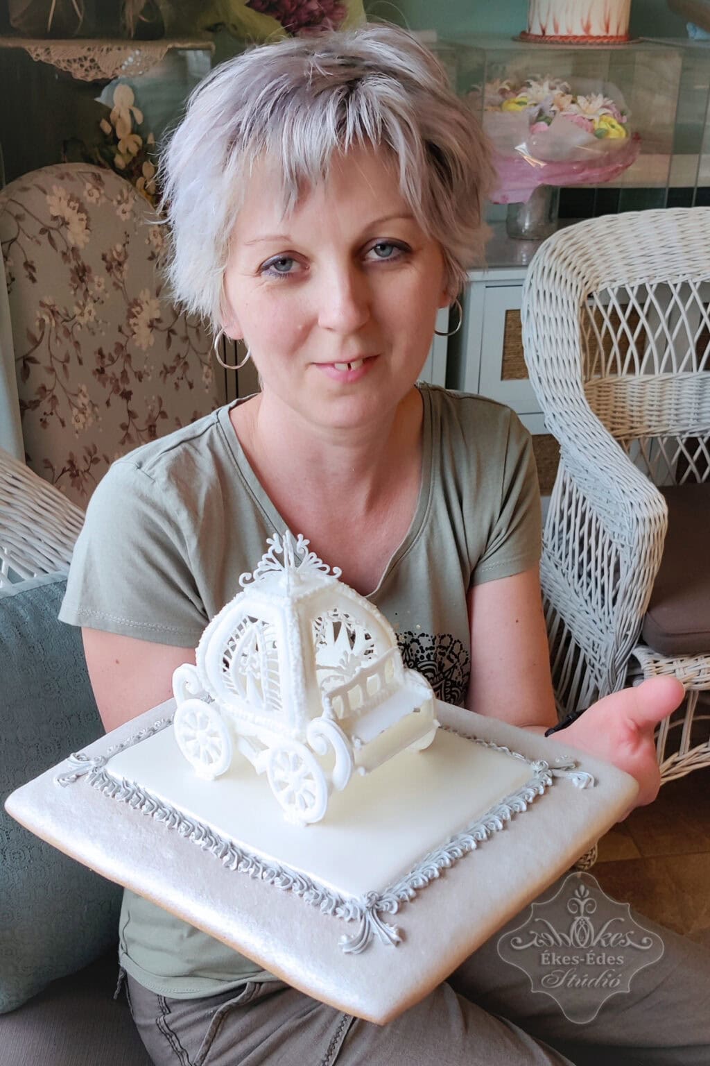 royal-icing-muveszi-halado-tanfolyam-cukorcsipke-resztvevo-hintoval