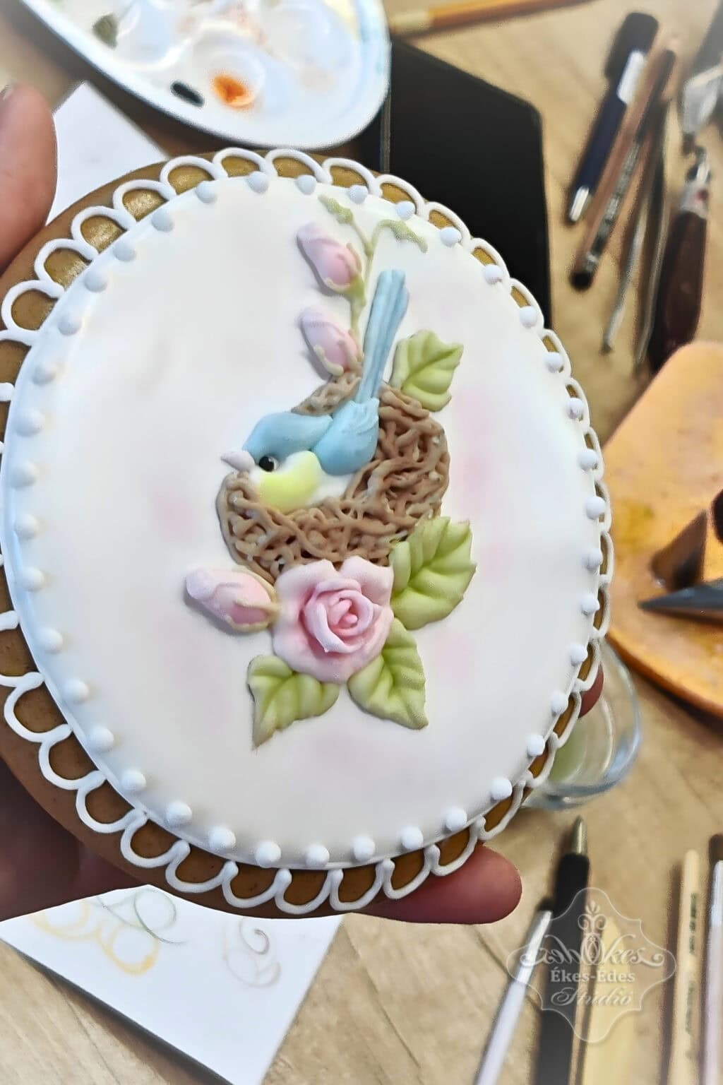 royal-icing-muveszi-halado-tanfolyam-resztvevo-felig-kesz-pressure-piping