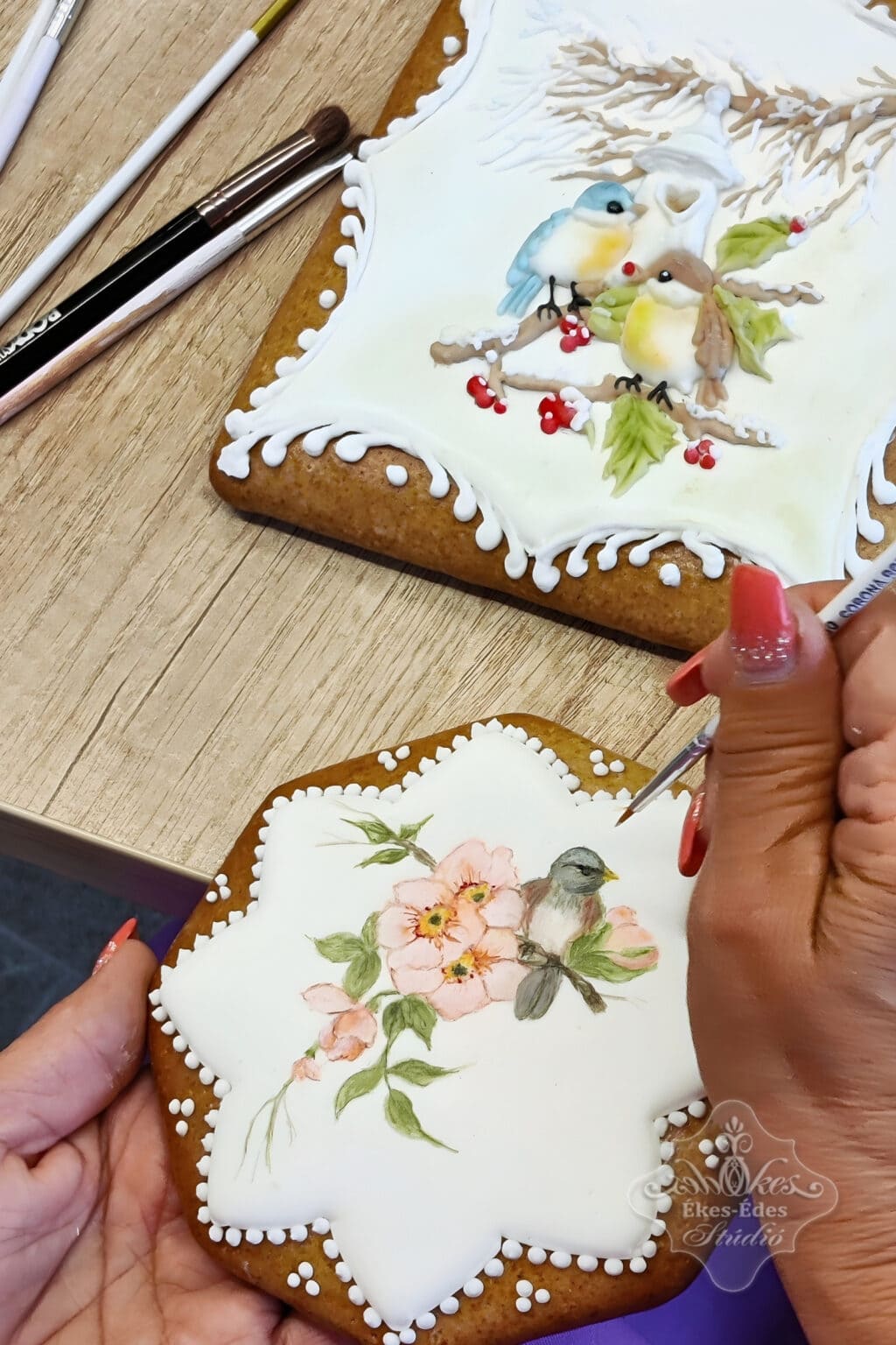 royal-icing-muveszi-halado-tanfolyam-tanulo-dolgozik