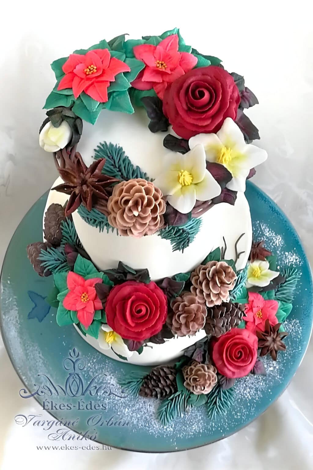 Tortadíszítés díszítőcsővel – Csokoládékrém virágok tanfolyam Vargán Orbán Anikó adventi témájú emeletes torta - bemutató kép