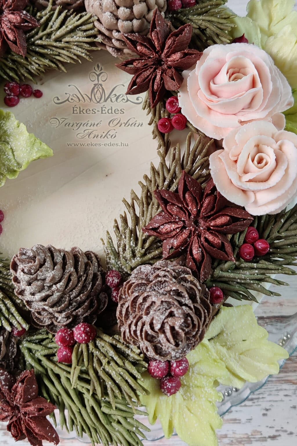 Tortadíszítés díszítőcsővel – Csokoládékrém virágok tanfolyam Vargán Orbán Anikó adventi adventi koszorú torta részlet