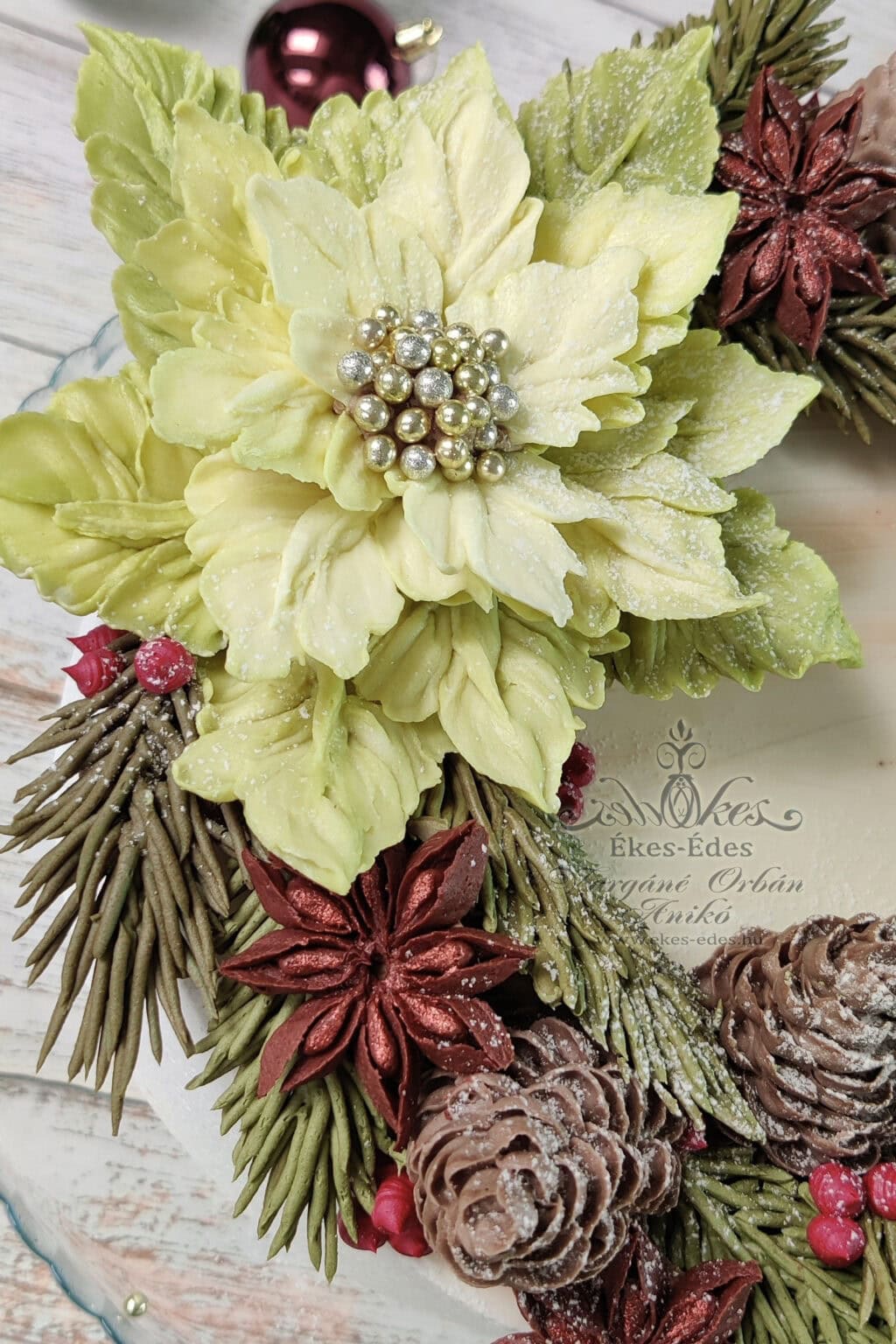 Tortadíszítés díszítőcsővel – Csokoládékrém virágok tanfolyam Vargán Orbán Anikó adventi mikulásvirág, torta részlet