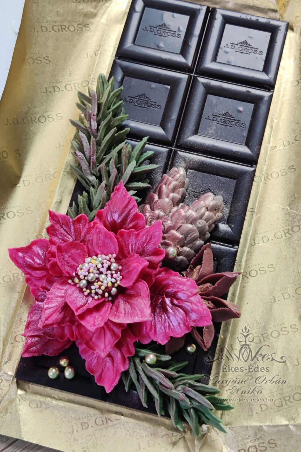 Tortadíszítés díszítőcsővel – Csokoládékrém virágok tanfolyam Vargán Orbán Anikó feldíszített csokoládé tábla ajándék karácsonyra.