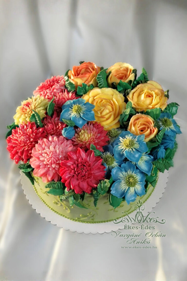 Színes vajkrém díszítésű torta dáliákkal, rózsákkal, klemátiszokkal - Vargáné Orbán Anikó munkája.