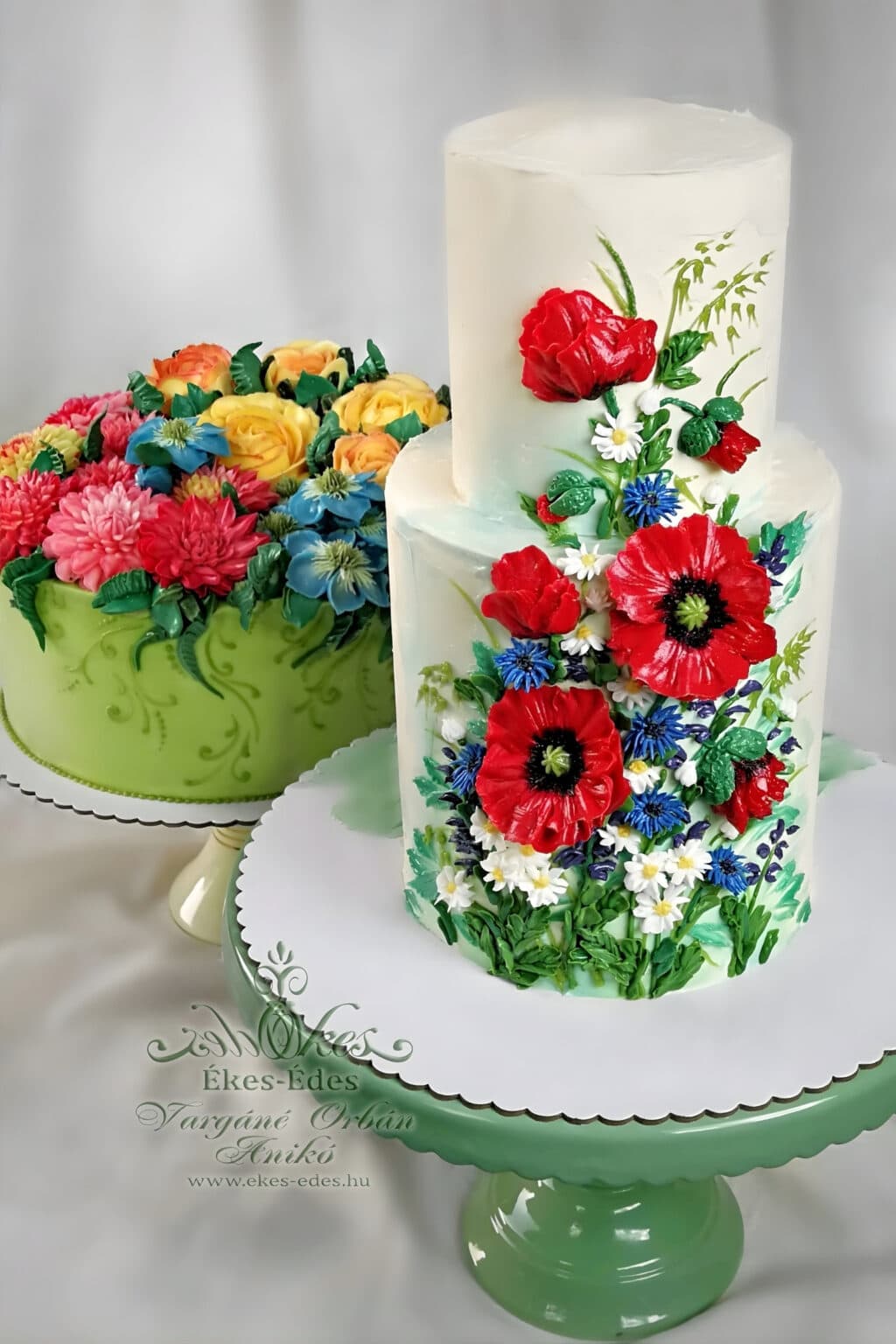 Vajkrém díszítésű torták nyári hangulatú virágkompozíciókkal.