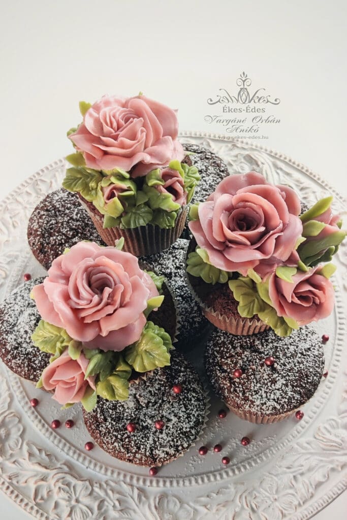 Vajkrémes díszítés muffinokon fényes vajkrémből rózsával - az oktató bemutatója.