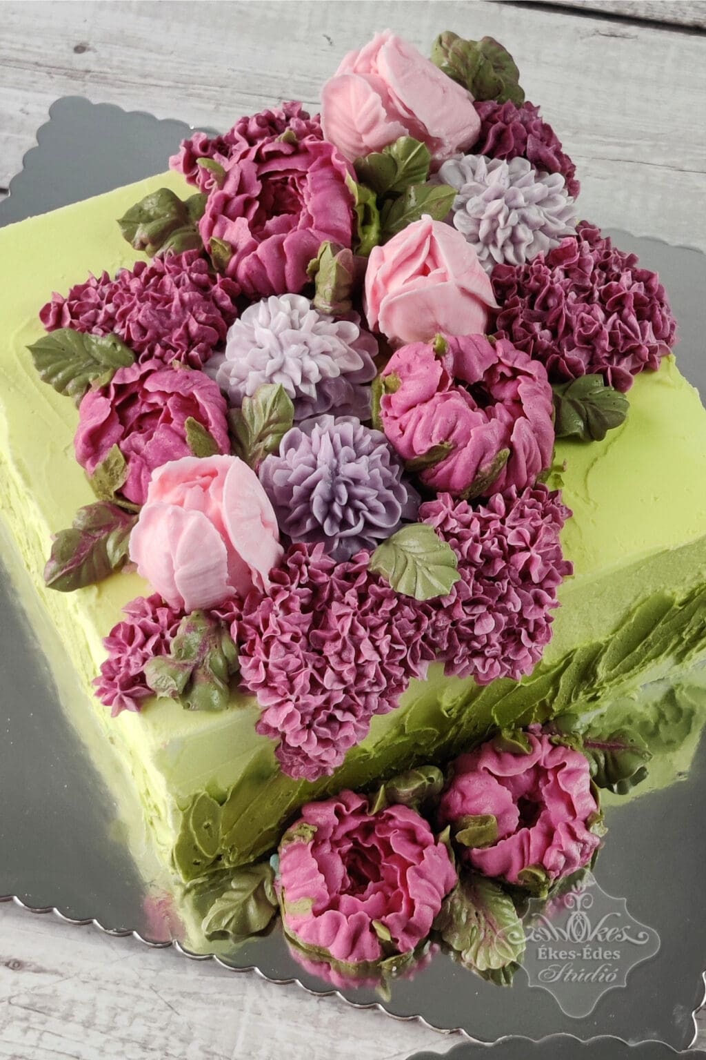 Vajkrém virágokkal díszített színes torta