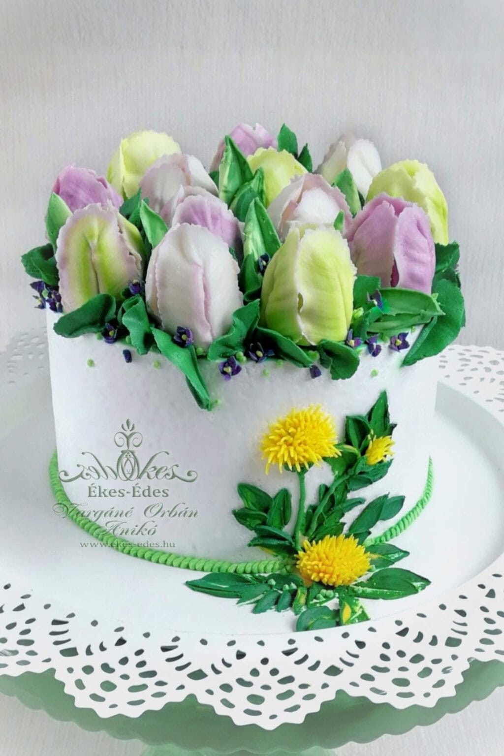 Stabil vajkrémmel készült tulipánokkal és pitypanggal díszített torta
