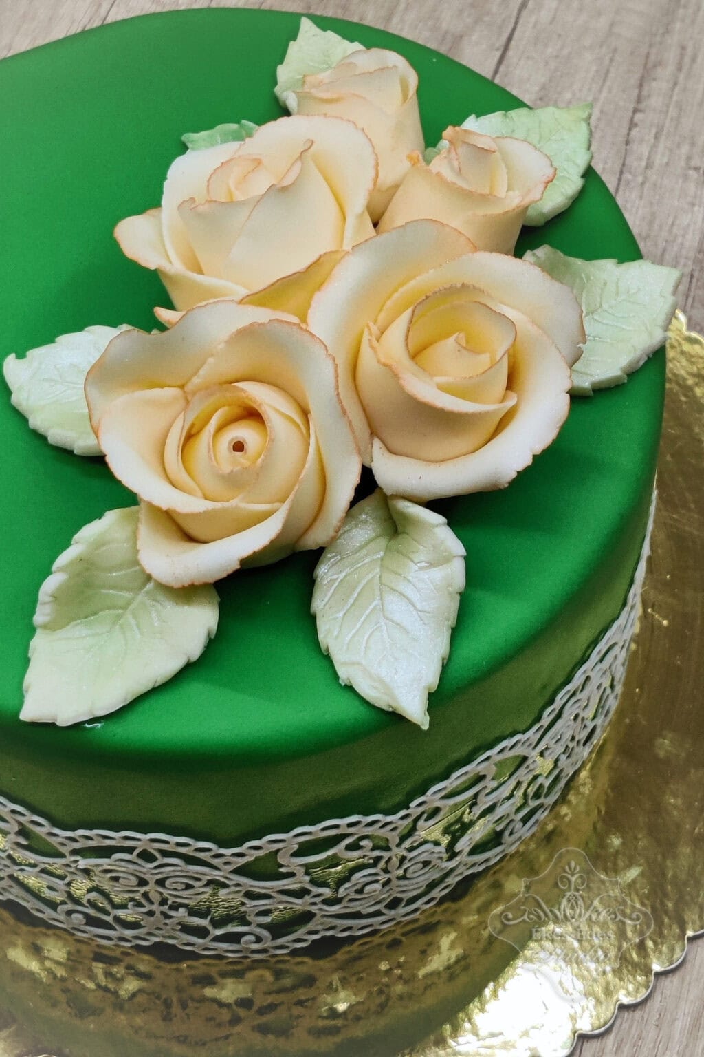 tortasutes-tortadiszites-alapok-tanfolyam-marcipan-rozsas-zold-torta
