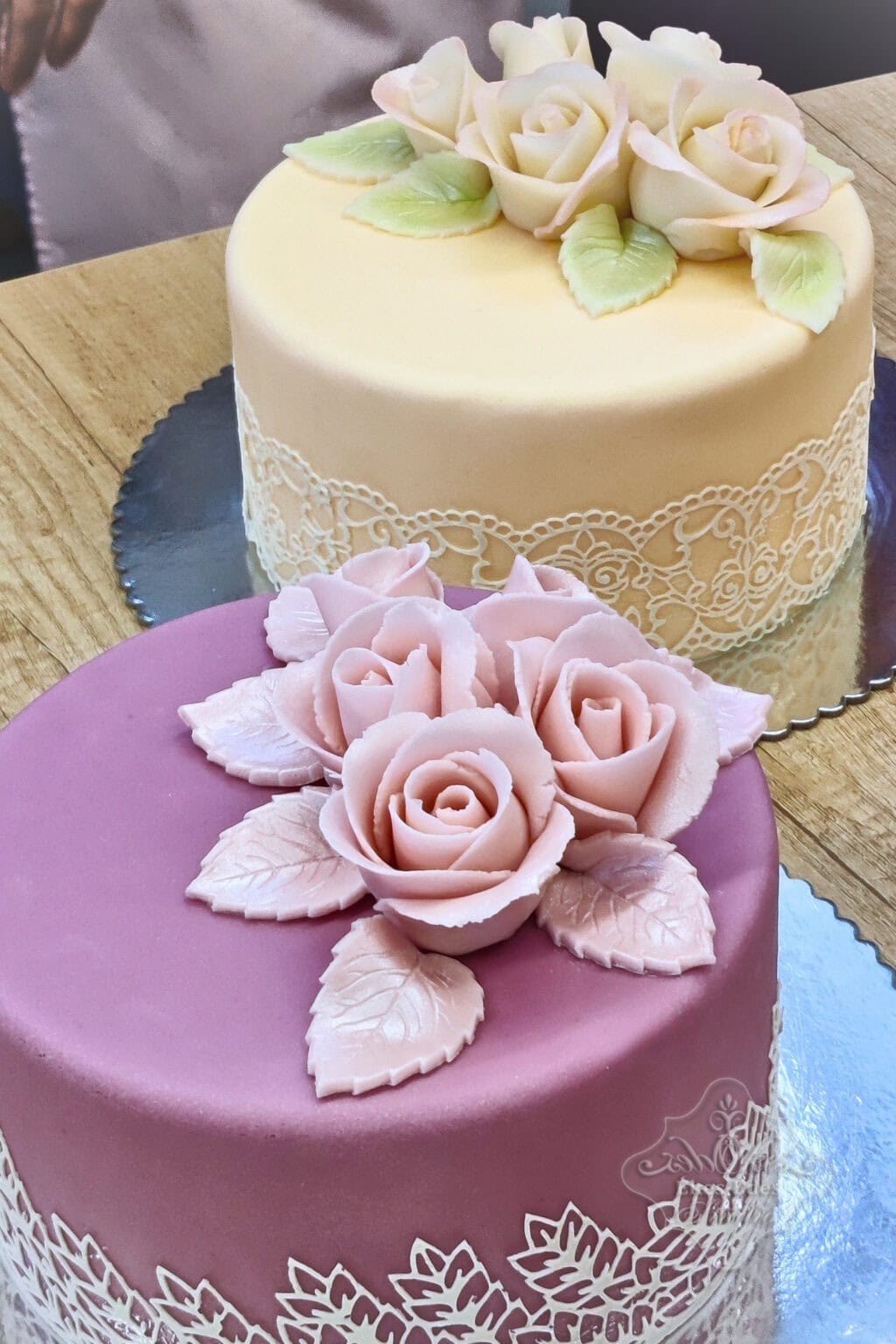 tortasutes-tortadiszites-alapok-tanfolyam-resztvevok-tortai