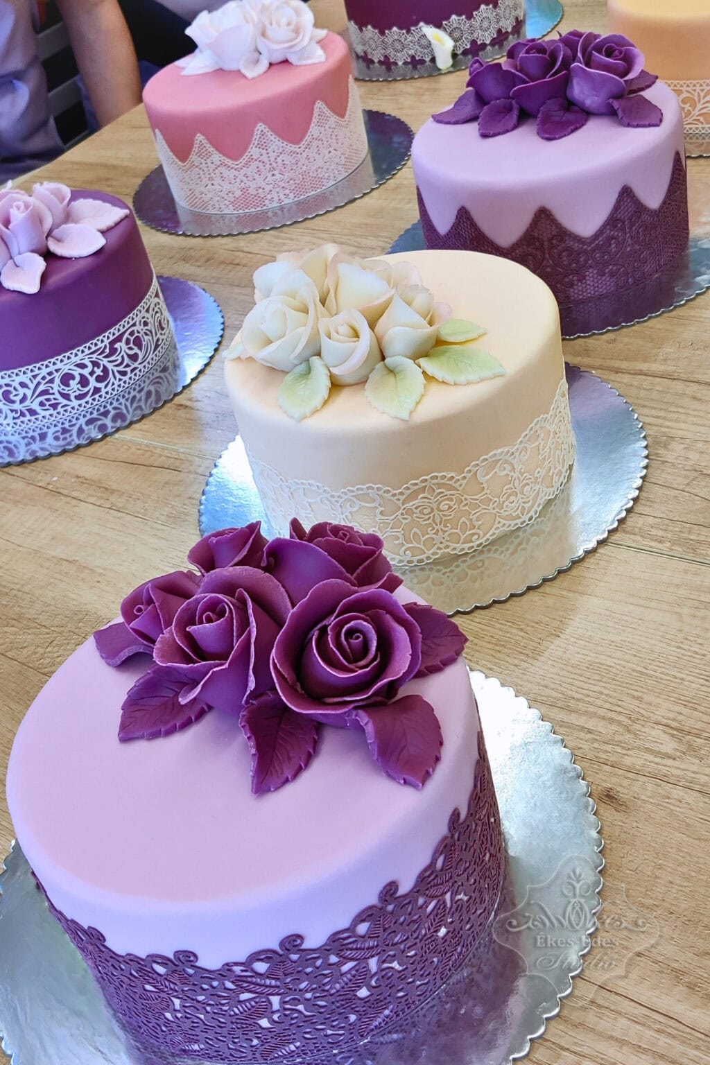 tortasutes-tortadiszites-alapok-tanfolyam-tanulok-disztortak