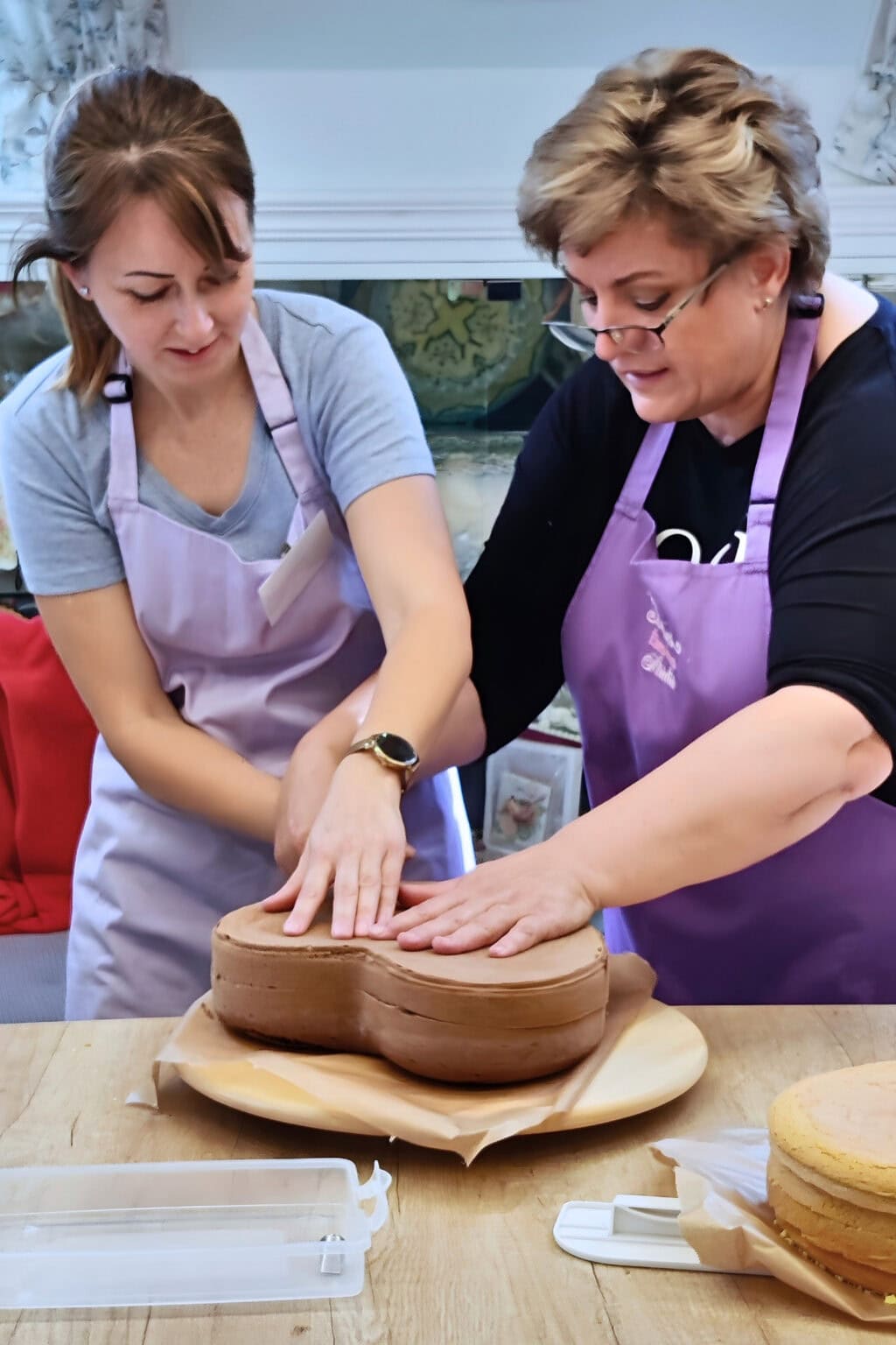 tortasutes-tortadiszites-alapok-tanfolyam-torta-felvagasa