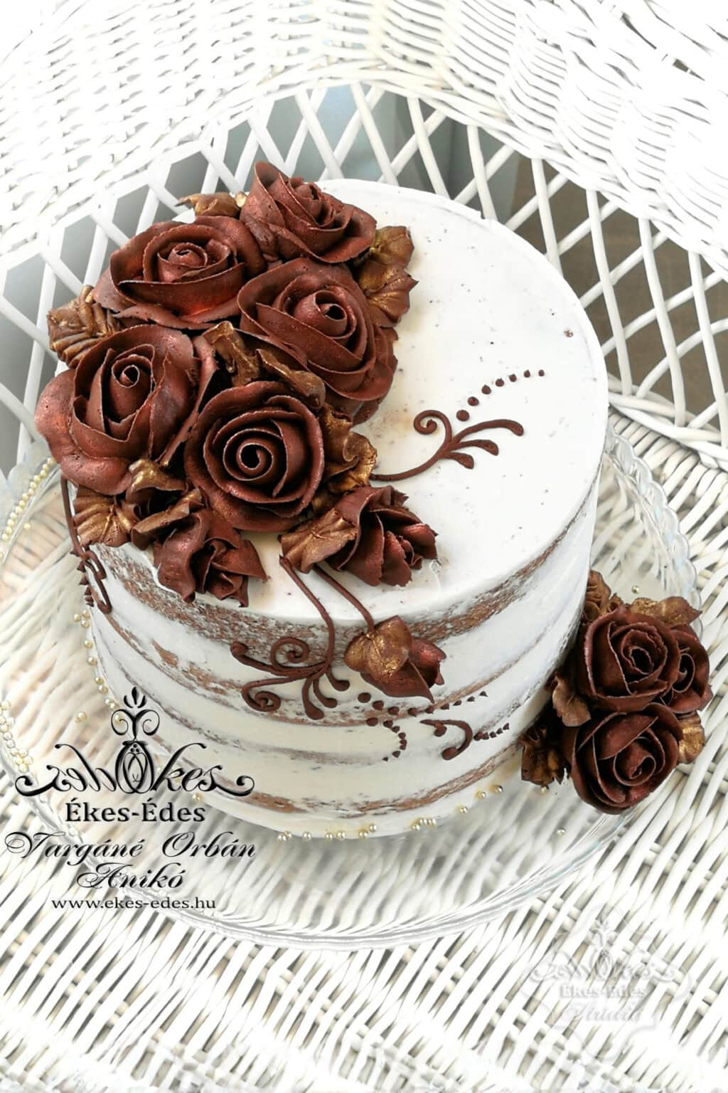 Csokoládétorta, díszítőcsővel készített csokoládé rózsákkal díszítve.