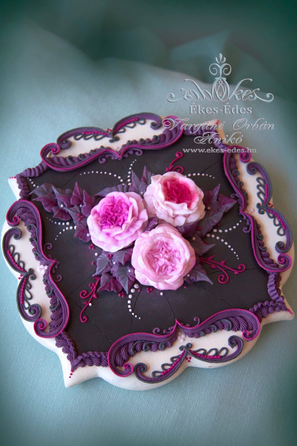 vargane-orban-aniko-royal-icing-over-piping-black-ekes-edes-studio