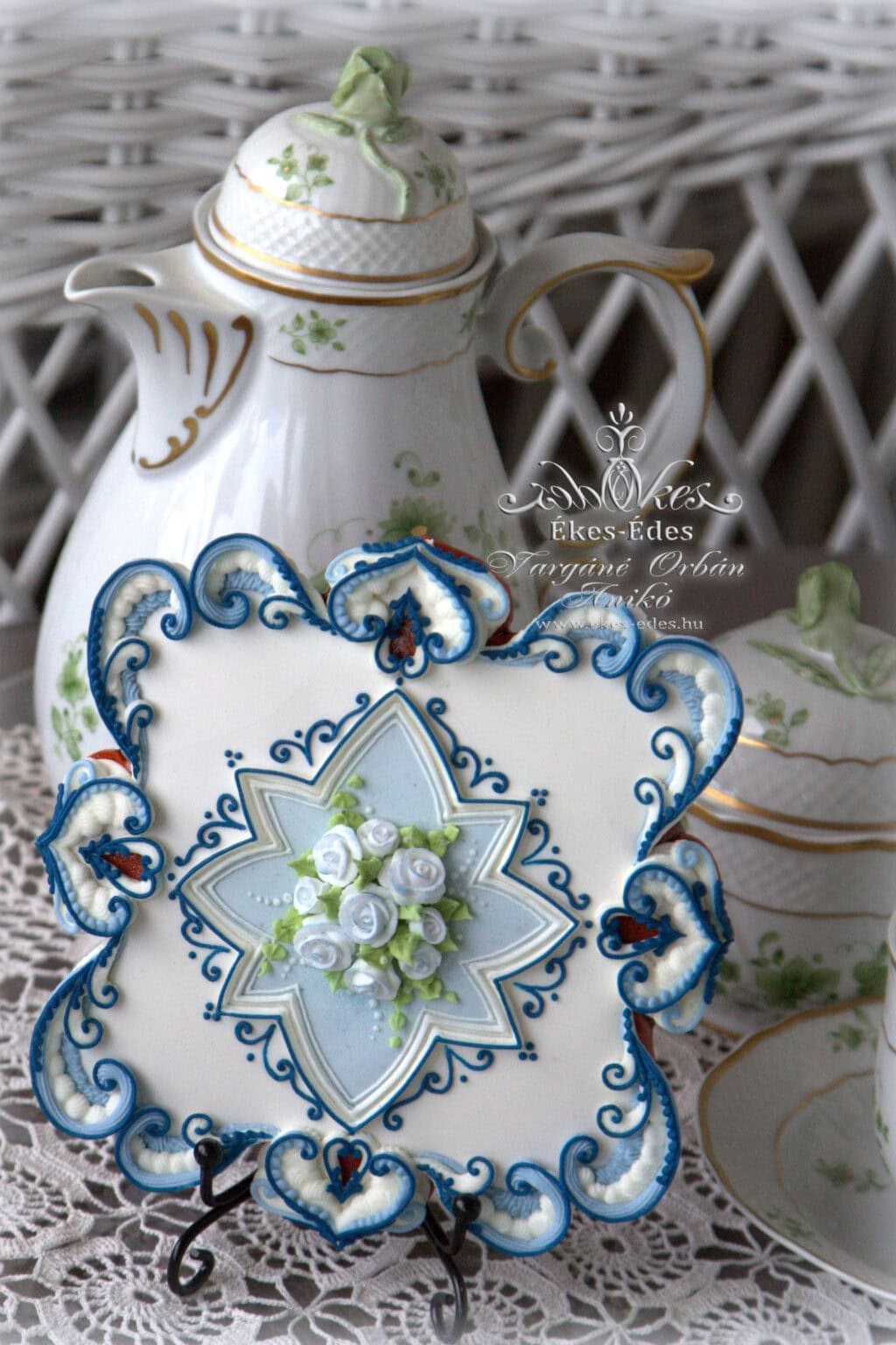 vargane-orban-aniko-royal-icing-over-piping-blue-ekes-edes-studio
