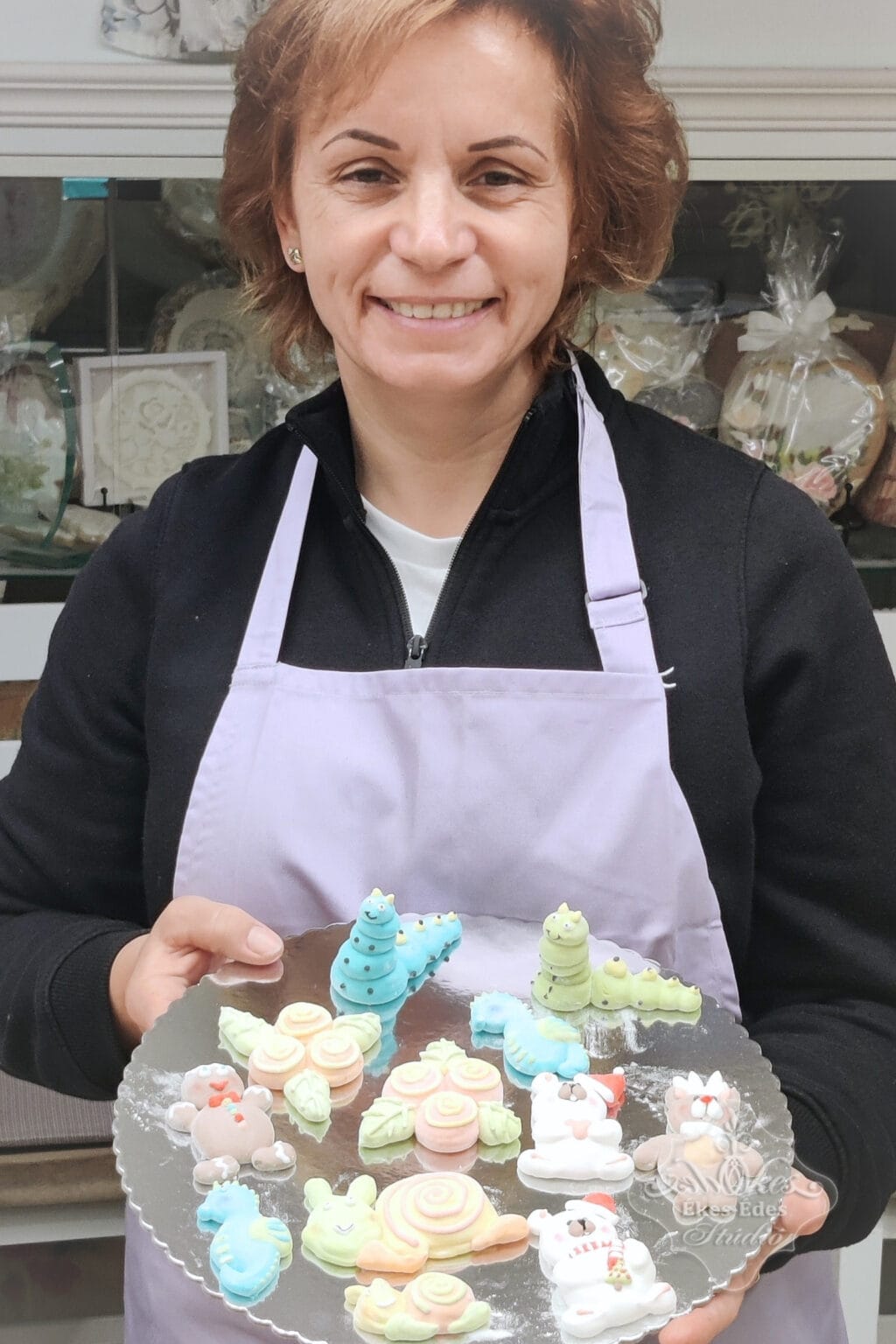 Ékes-Édes Stúdió gyerekeknek készült pillecukor figurák tanfolyam végén egy boldog részvevő portréja.