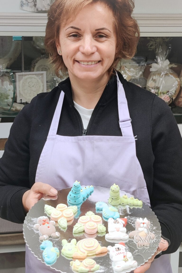 Ékes-Édes Stúdió gyerekeknek készült pillecukor figurák tanfolyam végén egy boldog részvevő portréja.