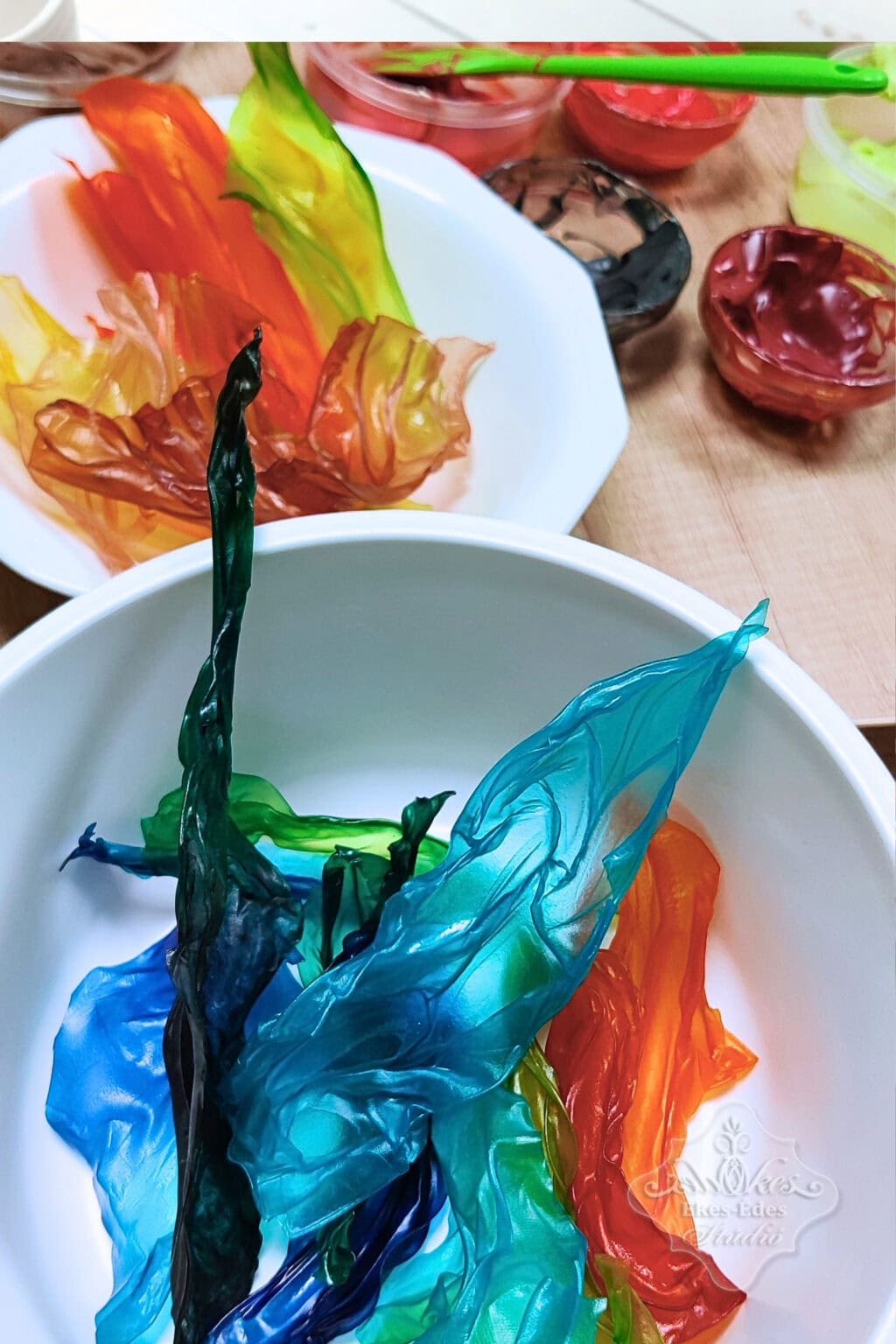 Színes mentes vitorlák mentes torták díszítésére alkalmas dekorációs elemek az Ékes-Édes Stúdió mentes cukrászati tanfolyamán